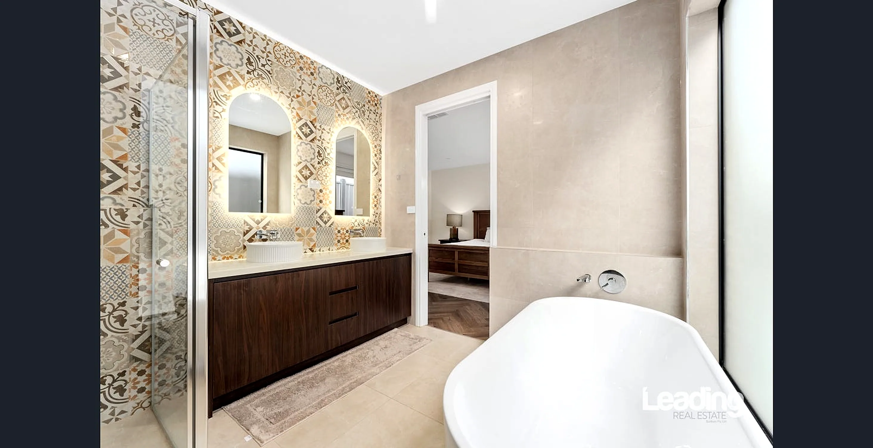 Master ensuite with freestanding bath