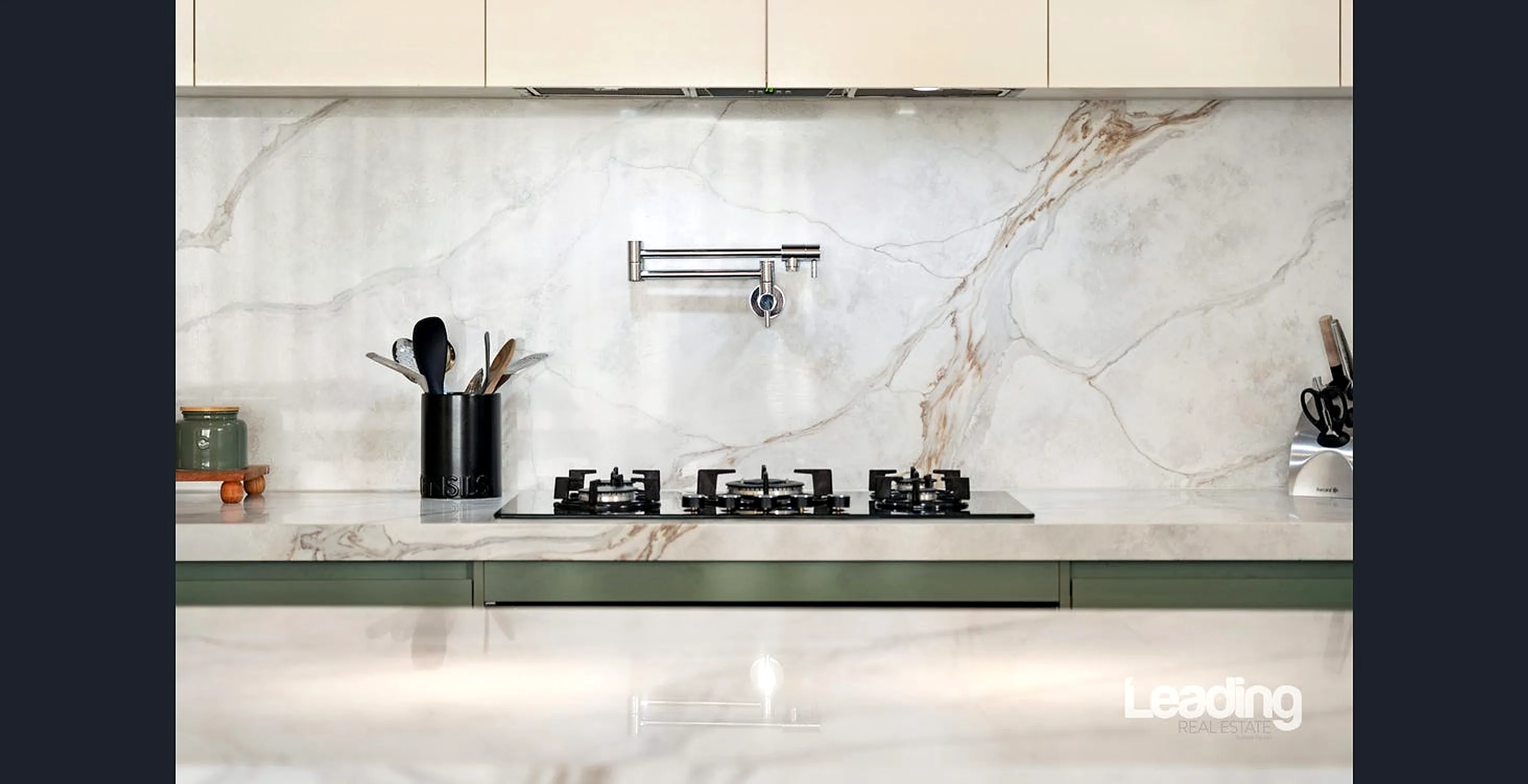 Kitchen with premium 900mm appliances